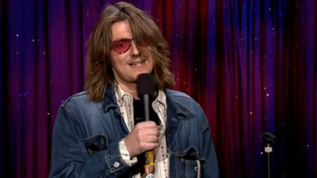  Mitch Hedberg on Late Night With Conan O'Brien. 