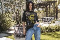 <p>Les deux sœurs Jenner se sont retrouvées dans une situation délicate après avoir lancé une collection de T-shirts « vintage » sur lesquels leurs visages avaient été superposés sur celui d’icônes de la musique comme Tupac, Notorious B.I.G, The Doors, Pink Floyd et Metallica. Les T-shirts, vendus à 125 $ USD pièce, ont été retirés suite à la réaction des internautes sur les réseaux sociaux et celle de Voletta Wallace, la mère du rappeur Notorious B.I.G décédé en 1997. V. Wallace <a rel="nofollow noopener" href="https://www.theguardian.com/fashion/2017/jun/29/kylie-kendall-jenner-t-shirt-line-pulled-notorious-big-tupac" target="_blank" data-ylk="slk:a ainsi publiquement critiqué;elm:context_link;itc:0;sec:content-canvas" class="link ">a ainsi publiquement critiqué</a> les T-shirts des sœurs Jenner en publiant un article sur Instagram : « Le manque de respect dont ces filles font preuve me laisse perplexe. Elles ne m’ont même pas contactée, ni moi, ni toute autre personne concernée d’ailleurs. J’ignore pourquoi elles pensent avoir le droit d’exploiter la mort de 2pac et celle de mon fils Christopher pour vendre des T-shirts. C’est irrespectueux, dégoûtant. C’est de l’exploitation purement et simplement !!! ». Sharon Osbourne a également reproché aux sœurs d’avoir utilisé l’image de son mari Ozzy Osbourne en<a rel="nofollow noopener" href="https://www.teenvogue.com/story/kendall-kylie-vintage-t-shirts-sharon-osbourne-tweets-backlash" target="_blank" data-ylk="slk:tweetant;elm:context_link;itc:0;sec:content-canvas" class="link "> tweetant</a> : « Les filles, vous n’avez pas encore mérité le droit de coller votre visage à côté de celui d’icônes de la musique. Concentrez-vous plutôt sur votre spécialité… le gloss à lèvres ». </p>