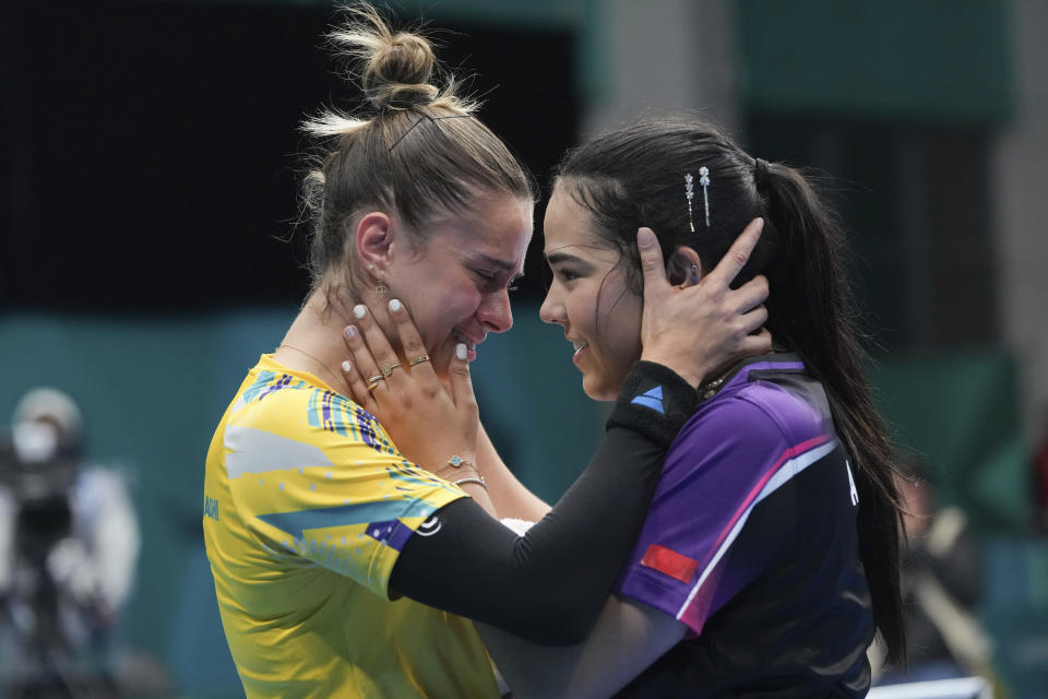 La puertorriqueña Adriana Díaz (derecha) abraza a la brasileña Bruna Takahashi tras ganar la final de individuales del tenis de mesa de los Juegos Panamericanos en Santiago, Chile, el miércoles 1 de noviembre de 2023. (AP Foto/Dolores Ochoa)