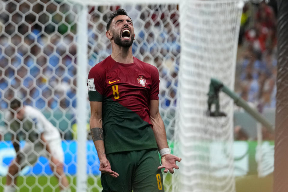 El portugués Bruno Fernandes reacciona tras fallar una ocasión de gol durante un partido del Grupo H entre Portugal y Uruguay, en el estadio de Lusail, en Lusail, Qatar, el 28 de noviembre de 2022. (AP Foto/Petr David Josek)