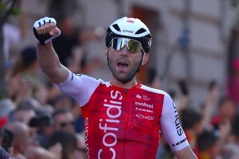 Benjamin Thomas celebra su victoria en la quinta etapa del 107° Giro de Italia, entre Génova y Lucca; el francés sorprendió con su ataque cerca de la meta.
