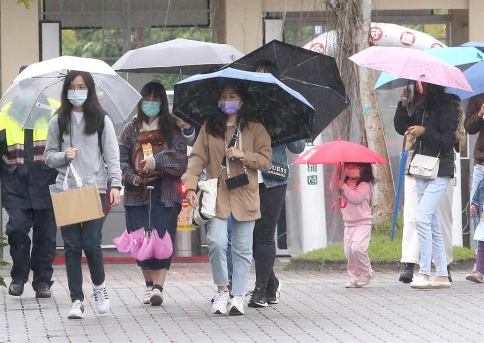 中央氣象局表示，下周一(22日)另一波冷空氣報到，將接近大陸冷氣團強度，中部以北低溫約14、15度。(圖/趙雙傑攝)