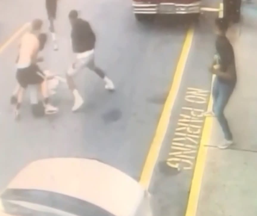 Una escena de la pelea en que el adolescente Khaseen Morris fue apuñalado en Oceanside, Nueva York. Decenas de estudiantes presenciaron la pelea y la grabaron en video sin ayudar a la víctima. (Captura de video/CNN)