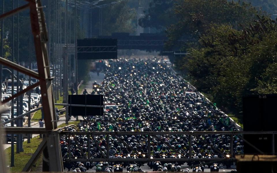 The motorcade led by Jair Bolsonaro - MIGUEL SCHINCARIOL/AFP