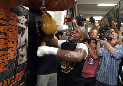 Floyd Mayweather Jr.'s father says his son is a bigger puncher than Pacquiao. (AFP)