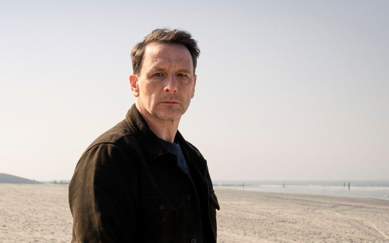 In der neuen RTL-Thrillerreihe "Dünentod - Ein Nordsee-Krimi" (am Dienstag, 31. Januar, und Dienstag, 7. Februar, jeweils um 20.15 Uhr, bei RTL) spielt Hendrik Duryn den Mordermittler Tjark Wolf.  (Bild: RTL / Stephan Rabold)