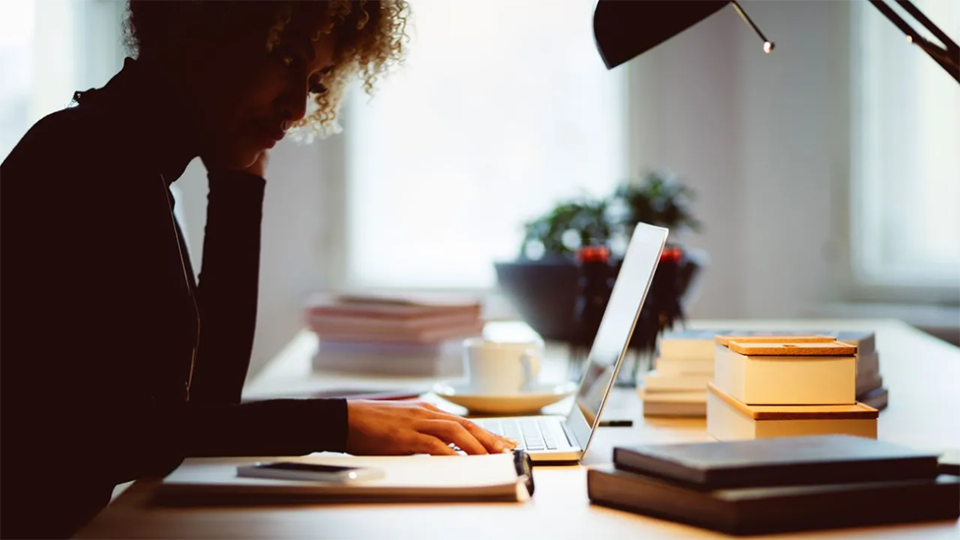 Una mujer trabajando en su escritorio