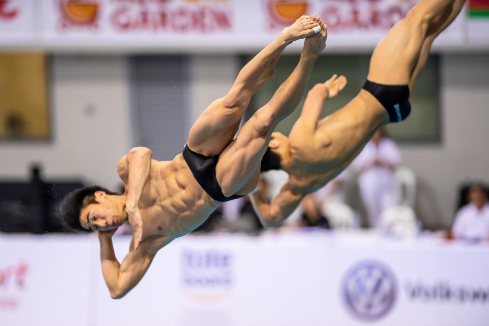 Singapore's diving twins Mark and Timothy Lee in action in the men's 3m springboard competition at the FINA Diving Grand Prix Singapore. (PHOTO: Andy Chua/Singapore Swimming Association)