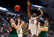 <p>Mfiondu Kabengele #25 of the Florida State Seminoles plays against Ernie Duncan #20 of the Vermont Catamounts during their first round game of the 2019 NCAA Men’s Basketball Tournament at XL Center on March 21, 2019 in Hartford, Connecticut. The Seminoles won the game 76-69. (Photo by Maddie Meyer/Getty Images) </p>