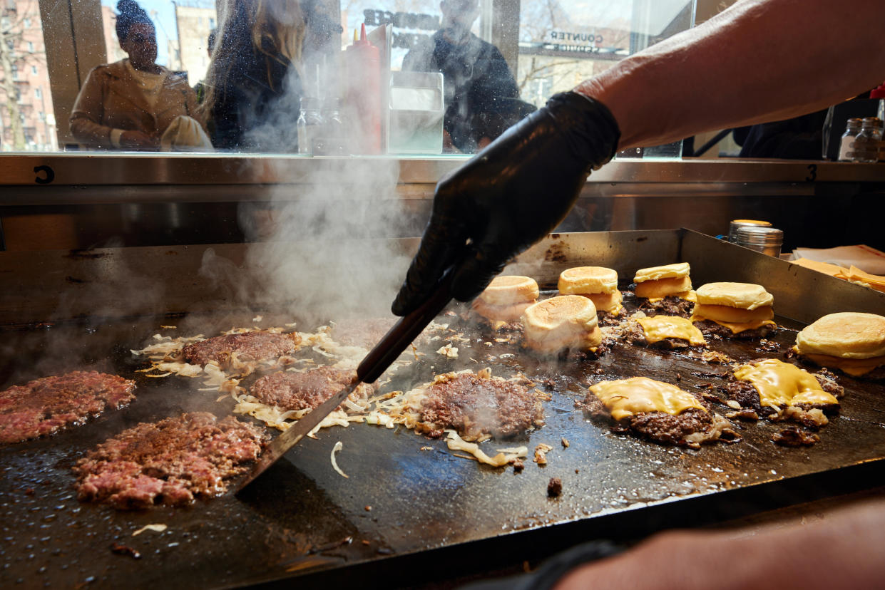 En la cocina de muchos restaurantes neoyorquinos se difunden fotos de Pete Wells y otros críticos. Esta, en el Gertie, en Brooklyn, dice: “Avisar inmediatamente a la gerencia si los ven”. (Liz Clayman/The New York Times)