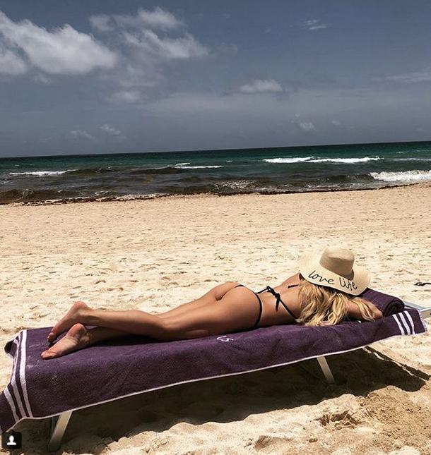 <p>También hay postales en las que deja evidencia del bronceado que adquirió después de unos días de sol. </p>