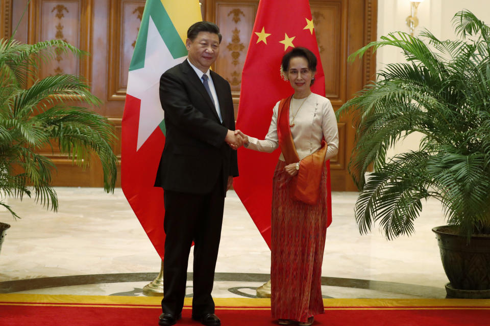 Myanmar State Counselor Aung San Suu Kyi, right, greets Chinese President Xi Jinping at president house in Naypyitaw, Myanmar, Saturday, Jan. 18, 2020. (Nyein Chan Naing/Pool Photo via AP)