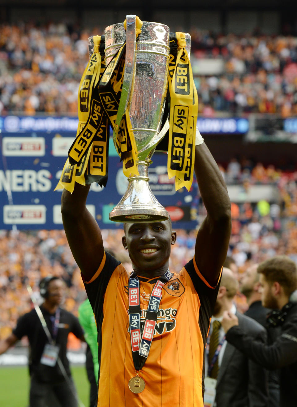 Britain Soccer Football - Hull City v Sheffield Wednesday - Sky Bet Football League Championship Play-Off Final - Wembley Stadium - 28/5/16 Hull City's Mohamed Diame celebrates with the trophy after winning promotion back to the Premier League Action Images via Reuters / Tony O'Brien Livepic EDITORIAL USE ONLY. No use with unauthorized audio, video, data, fixture lists, club/league logos or "live" services. Online in-match use limited to 45 images, no video emulation. No use in betting, games or single club/league/player publications. Please contact your account representative for further details.