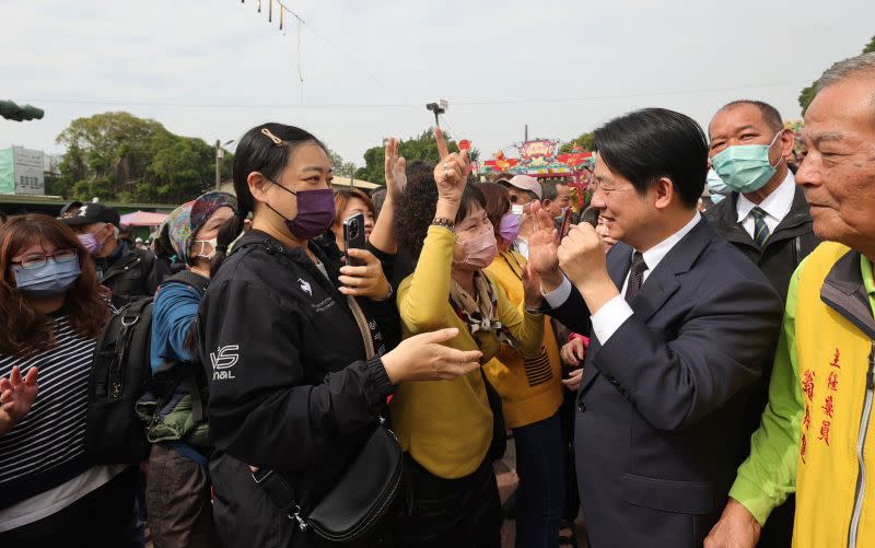 ▲賴清德回到台南鹽水武廟參香，並發放福袋給民眾，受到熱烈歡迎。（圖／總統府提供）