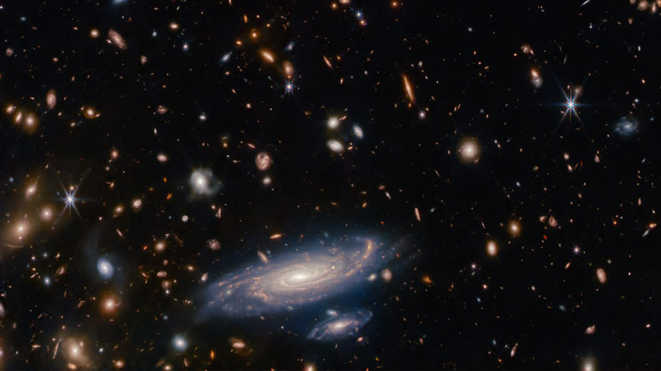  An image with many, many galaxies . 