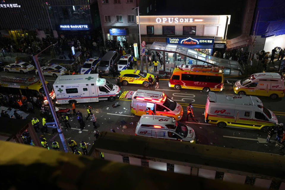 南韓梨泰院29日晚間發生大規模踩踏事故。（圖／AP NEWSROOM）