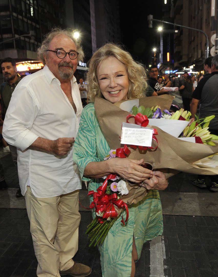 Soledad Silveyra y su novio, Jose Luis Vazquez, sonríen ante la gente que los esperaba a la salida del teatro