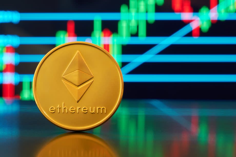 Ethereum-Münze vor Chart-Hintergrund