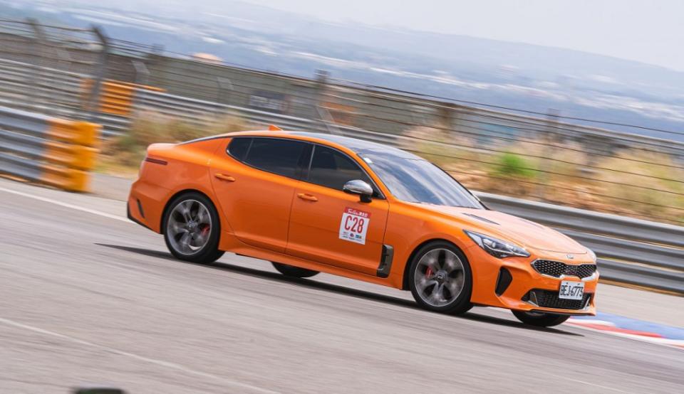 2020-kia-stinger-3-3gt-x-goodyear-eagle-f1-supersport-2-04-255