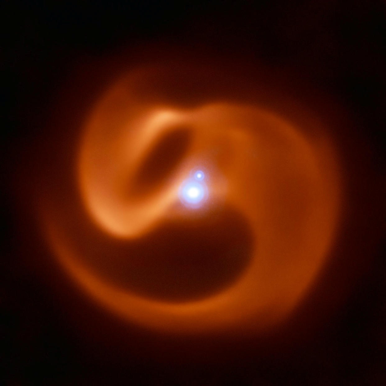 The stunning photo shows an incredibly rare and explosive pair of stars described as "the peacocks of the stellar world" over 8,000 light years away from Earth (SWNS) 