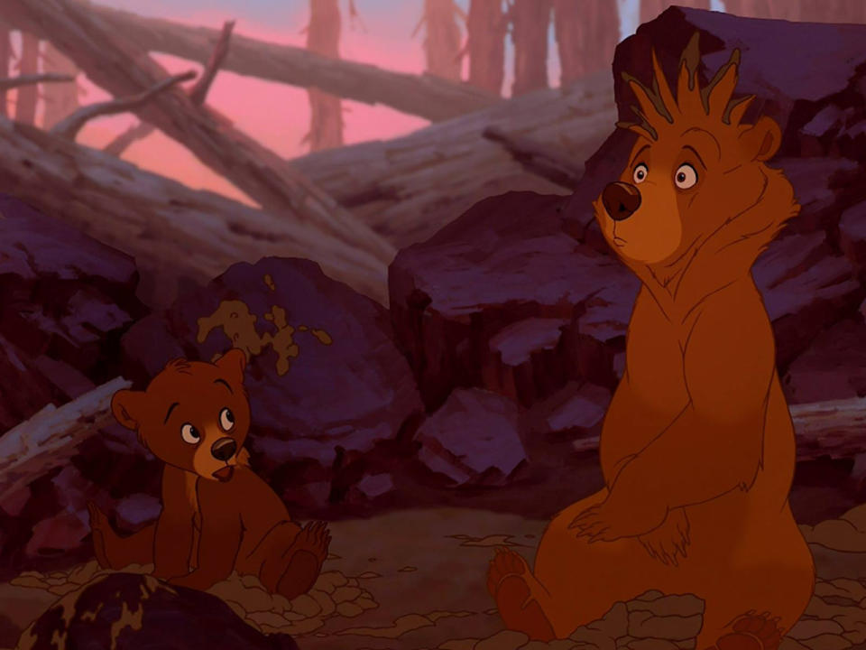 <p>In dem Disneyfilm “Bärenbrüder” wird dem Indianerjungen ‘Kenai’ als Totem der “Bär der Liebe” zugewiesen. Da er sich ein maskulineres Schutztier gewünscht hatte, tötet er eine Bärin und wird daraufhin zur Strafe selbst in einen verwandelt. Während das vorlaute Junge der Bärin, ‘Koda’, sich an seine Fersen heftet, macht ‘Kenais’ Bruder ‘Sitka’ Jagd auf ihn – ohne zu wissen, dass er seinen totgeglaubten Bruder damit nicht rächen, sondern töten würde. (Bild-Copyright: DisneyBrotherBear/Facebook) </p>
