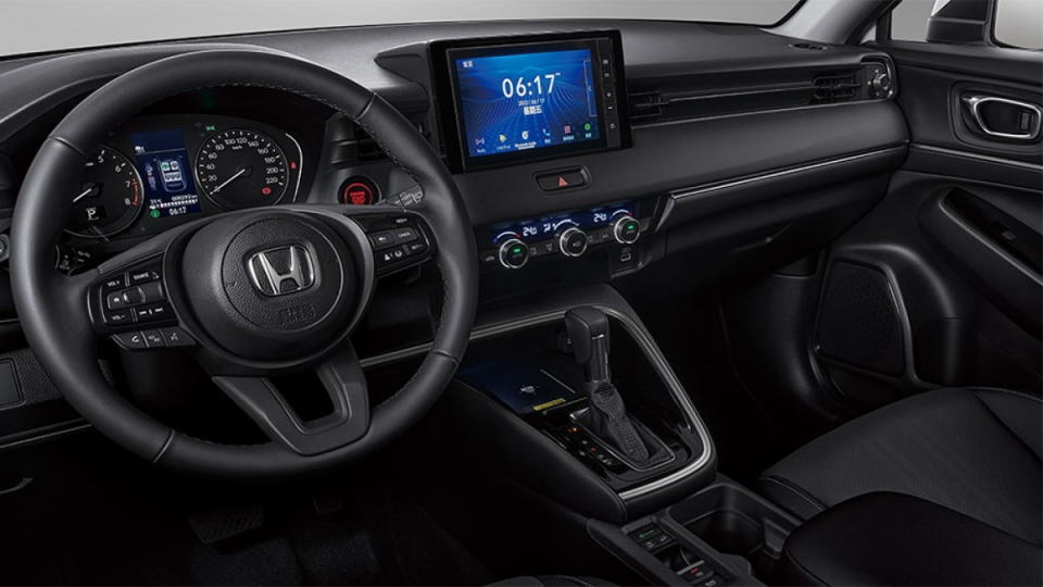 圖／2022 Honda HR-V 1.5 Prestige尊榮版全車系配備Apple CarPlay/Android Auto的8吋觸控式音響主機，以及4.2吋TFT彩色液晶儀錶。