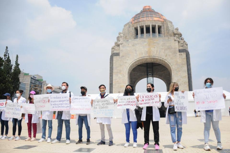 CIUDAD DE MÉXICO, 27JULIO2022.- Estudiantes de medicina, médicos residentes y pasantes de la carrera, se manifestaron en el Monumento a la Revolución y marcharon rumbo al Zócalo de la capital para protestar en contra de la inseguridad que persiste en distintas regiones del país donde tienen que realizar su servicio social. los médicos exigen mayor seguridad en las regiones donde tienen que prestar sus servicios para poder titularse de sus respectivas carreras. FOTO: DANIEL AUGUSTO /CUARTOSCURO.COM