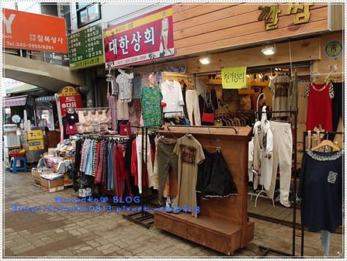 ∥2014。韓國自由行∥ 7-4 釜山 南浦洞、國際市場 - 釜山規模最大的傳統市場，逛街買生活雜貨，杯碗鍋子烤盤、搓澡巾等，一應俱全