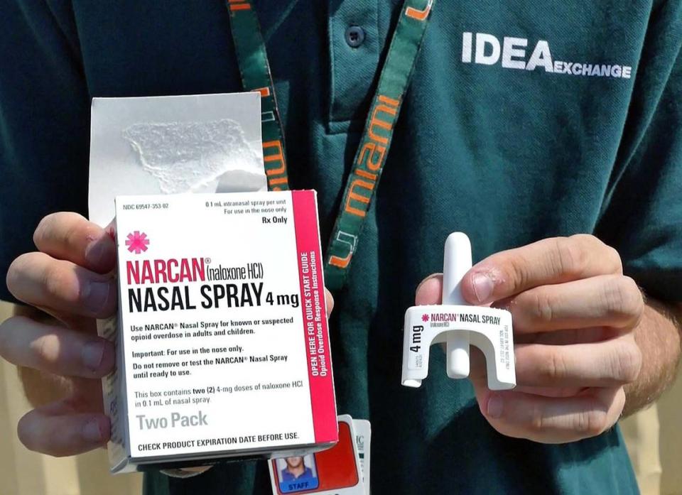 En muchas estaciones de policía, bibliotecas y escuelas se encuentran disponibles versiones más nuevas de naloxona en forma de aerosol nasal, incluido el medicamento de marca Narcan, que tiene un precio, con descuento, de aproximadamente $38 por dosis.