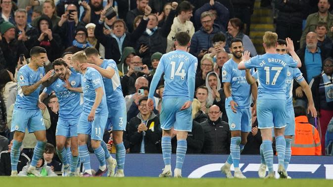 Manchester City menang 3-0 atas Brighton and Hove Albion pada laga tunda pekan ke-30 Premier League di Stadion Etihad, Kamis (21/4/2022) dini hari WIB. (AP Photo/Dave Thompson)
