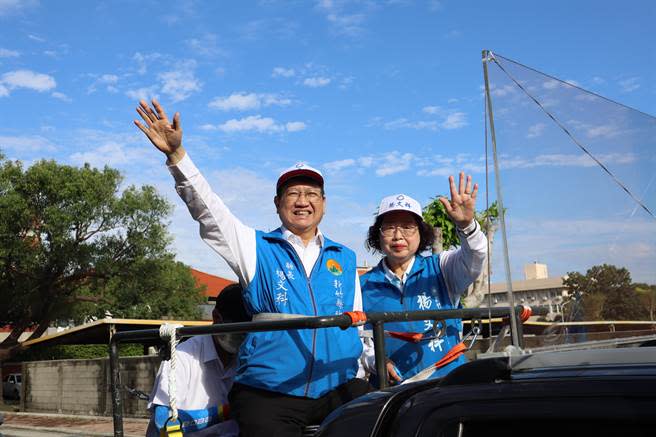 新竹縣長楊文科（左）連任成功，並拿下歷史最高票，27日一早展開謝票，感謝鄉親支持。（邱立雅攝）
