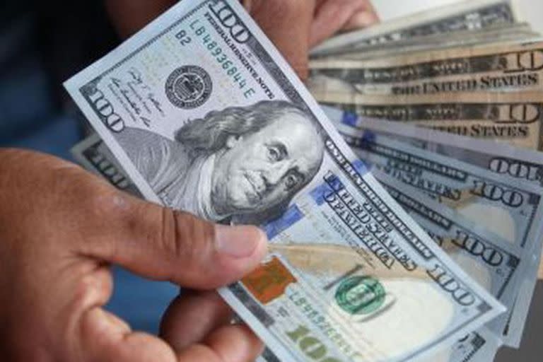 El dólar oficial cotiza a $153,50 para la compra y $161,50 para la venta