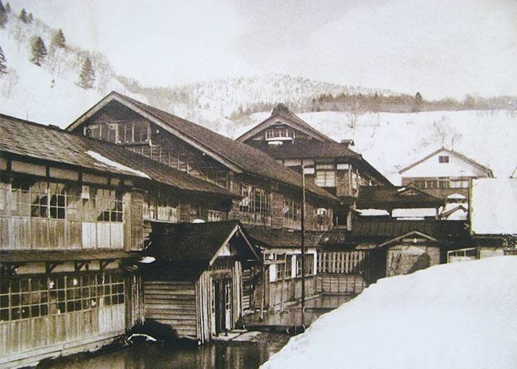 1917年木造建築的酸湯溫泉旅館（照片提供：酸湯溫泉）