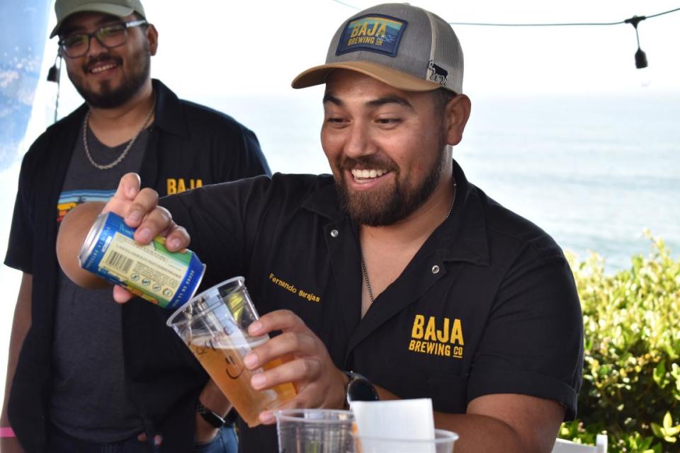 El equipo de Baja Brewing Go dando a conocer el sabor de sus bebidas.