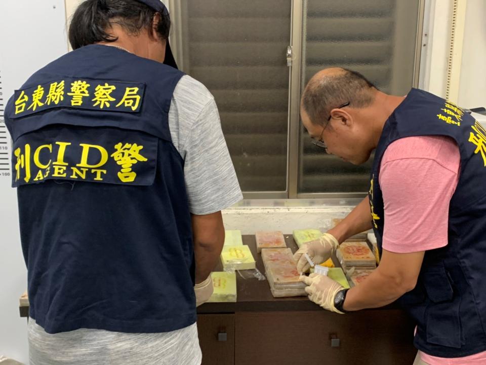 台東警方昨日接獲報案在台東南田海邊拾獲32塊海洛因，海巡人員今天再拾獲4塊，警方將追查近日接近海邊人員，調查是否和這批海洛因有關。