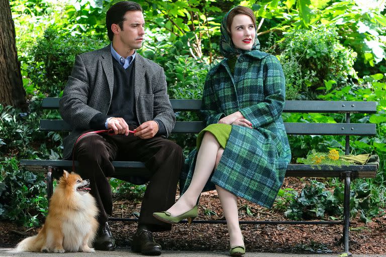 Milo Ventimiglia junto a Rachel Brosnahan en el set de The Marvelous Mrs. Maisel