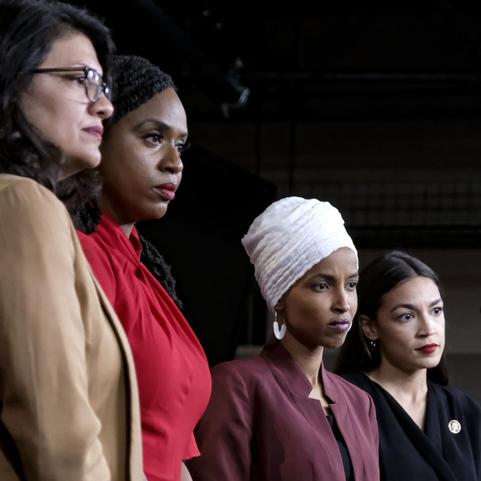 Aus den vier demokratischen Kongressabgeordneten Rashida Tlaib, Ayanna Pressley, Ilhan Omar und Alexandria Ocasio-Cortez (v.l.) wurde "The Squad", nachdem Trump sie aufgrund ihres Migrationshintergrundes attackiert hatte. (Bild: Alex Wroblewski/Getty Images)