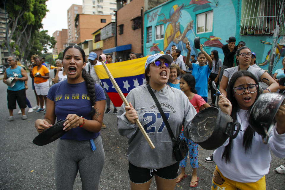 Los residentes golpean ollas y sartenes para protestar el día después de las elecciones presidenciales en Caracas, Venezuela, el lunes 29 de julio de 2024. (AP Foto/Cristian Hernández)