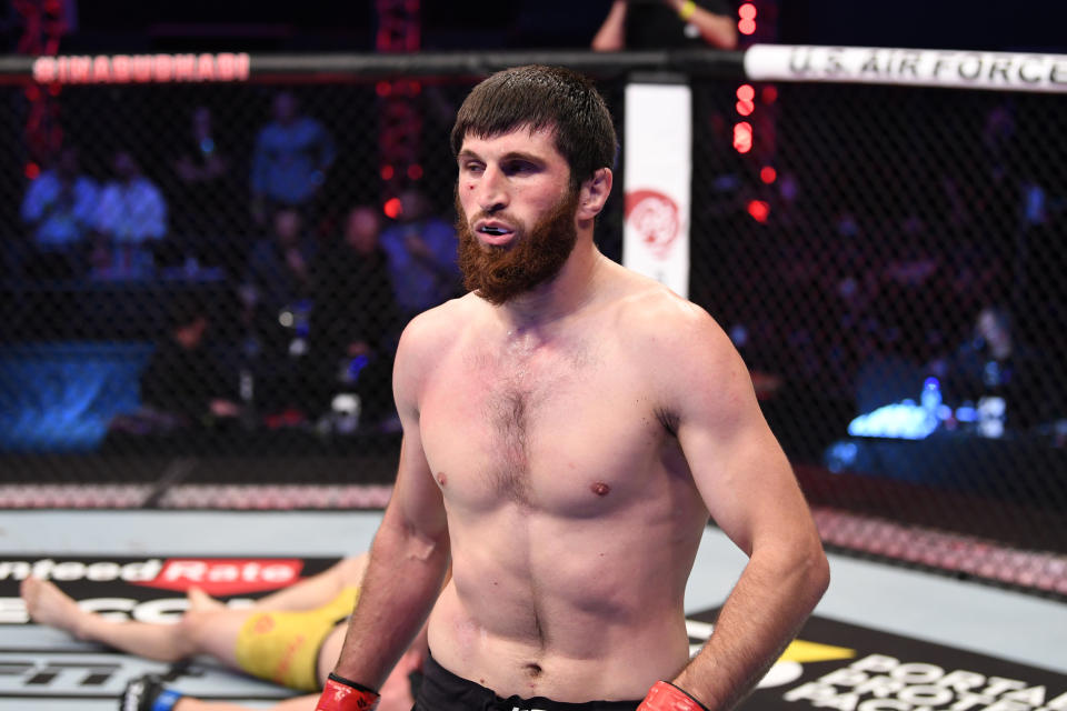 ABU DHABI, EMIRATOS ÁRABES UNIDOS - 24 DE OCTUBRE: Magomed Ankalaev de Rusia celebra su victoria por KO sobre Ion Cutelaba de Moldavia en su pelea de peso semipesado durante el evento UFC 254 el 24 de octubre de 2020 en UFC Fight Island, Abu Dhabi, Emiratos Árabes Unidos.  (Foto de Josh Hedges/Zuffa LLC a través de Getty Images)