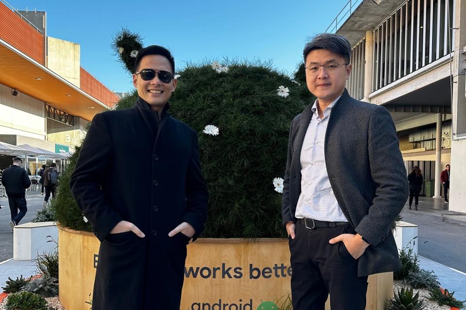 台灣大總經理林之晨（左）、台灣大商務長林東閔於MWC會後分享參展心得，MWC定義網路API化，將開啟一個全新時代，為未來20年奠定根基。圖／台灣大哥大提供