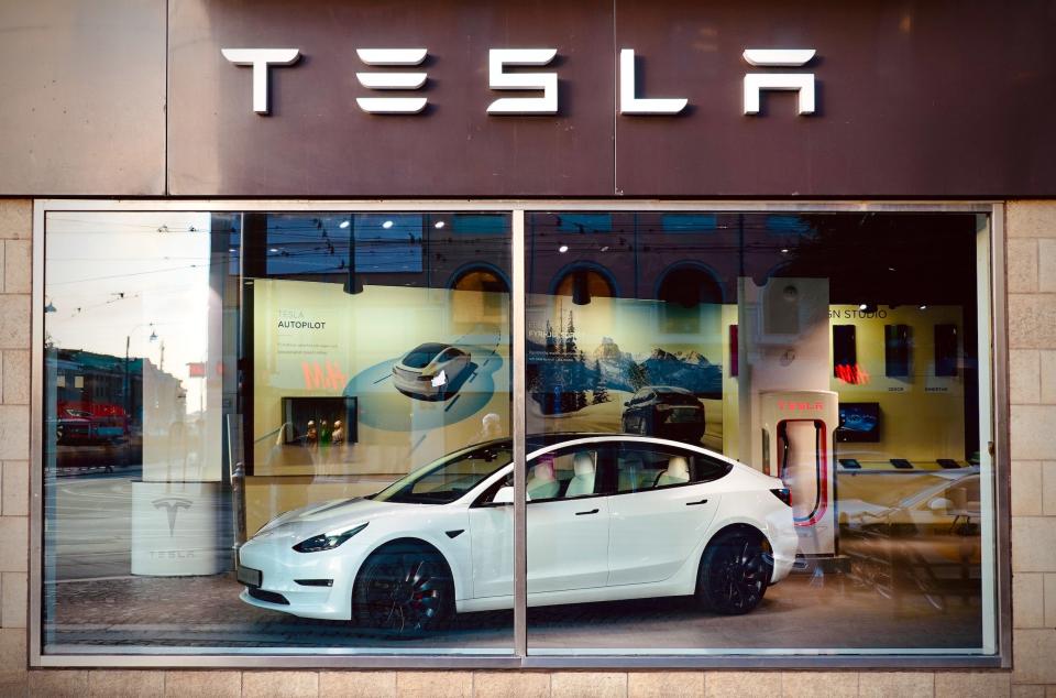 Elon Musk wettert öffentlicht gegen den Streik der schwedischen Tesla-Mitarbeiter. - Copyright: Soeren Stache/picture alliance via Getty Images