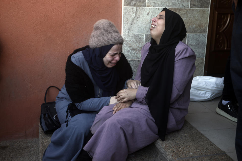 Dos mujeres palestinas lloran a sus familiares fallecidos en un bombardeo israelí sobre la Franja de Gaza, en el exterior de una morgue en Jan Yunis, el 4 de enero de 2024. Israel y Hamás llevan 100 días en guerra. El conflicto es ya el más largo y letal de los que han enfrentado a Israel y a los palestinos desde la creación de Israel en 1948, y no hay señales de que vaya a remitir. (AP Foto/Mohammed Dahman, archivo)