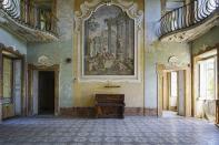 <p>A piano in Italy. (Photo: Romain Thiery/Caters News) </p>