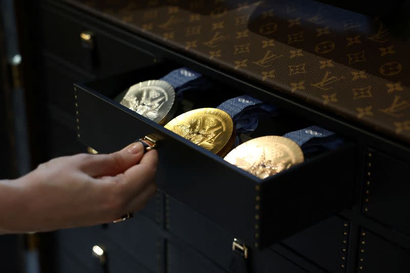 Visita al taller de Louis Vuitton que prepara los Juegos Olímpicos de París 2024