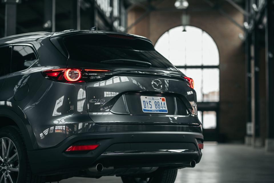 <p>Take a gander at the flowing curves and taut lines of the CX-9.</p>