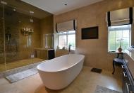 <p>Will Sanchez wash his dogs in that tub? (Image: Rightmove). </p>