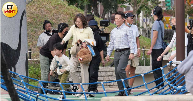 季芹和郭子乾看似演出夫妻，拍戲時陪著一位小童星開心玩耍。（圖／本刊攝影組）