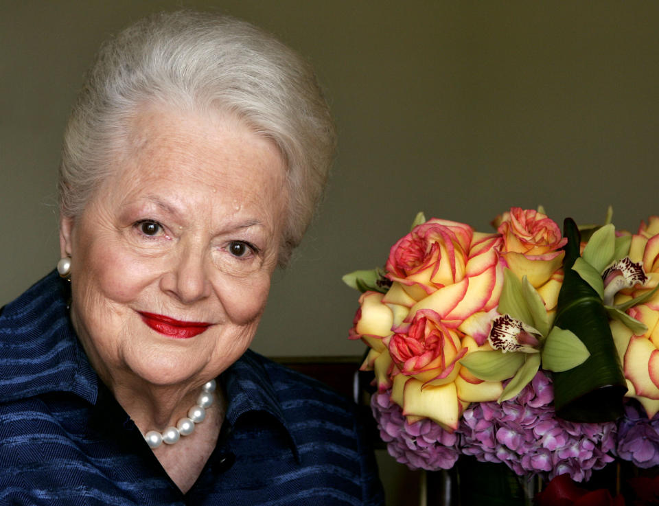 En esta foto del 15 de septiembre de 2004, la actriz Olivia de Havilland, quien interpretó a Melanie en "Gone With the Wind" ("Lo que el viento se llevó"), posa en Los Angeles. De Havilland, ganadora de dos premios Oscar, falleció a los 104 años en París, dijo su publicista el domingo 26 de julio de 2020. (AP Foto/Kevork Djansezian, Archivo)