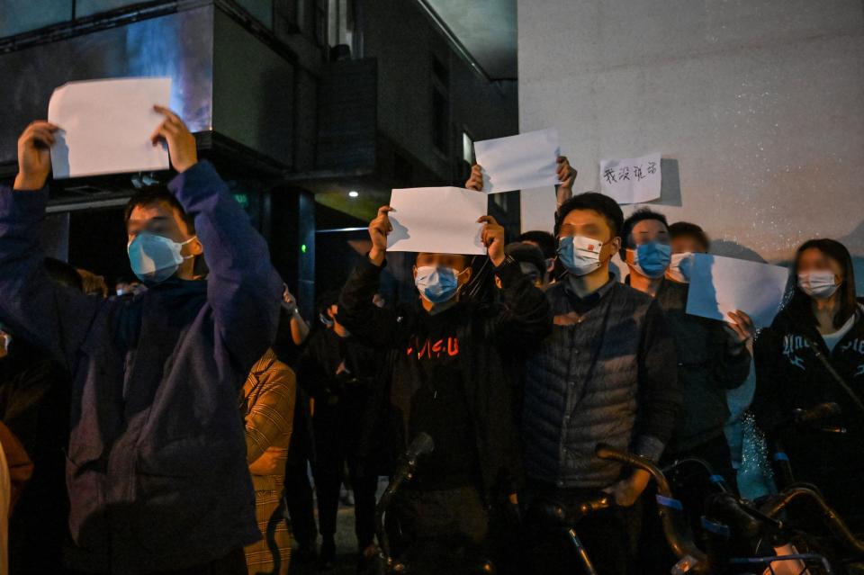 上海示威民眾掀起白紙運動，牆上則貼著「我沒說話」。（AFP）