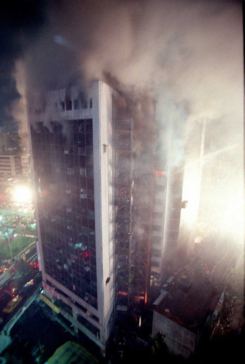 1996年錦新大樓大火，整座大樓籠罩在煙霧彌漫中。（圖／報系資料照）